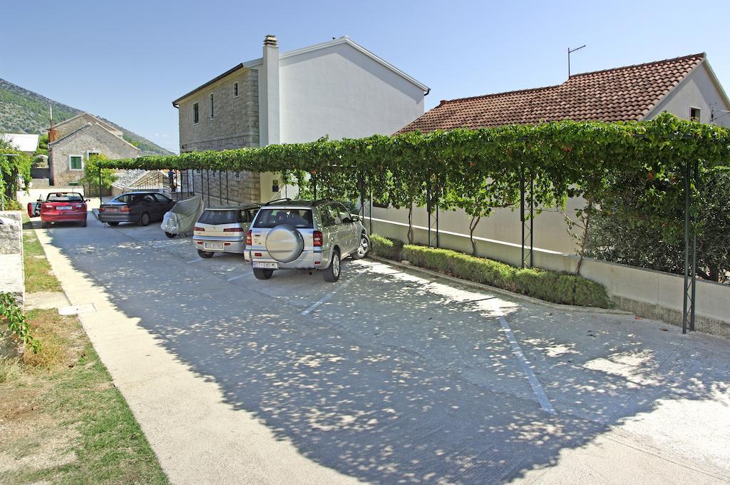 Apartments Diana Bol Bagian luar foto