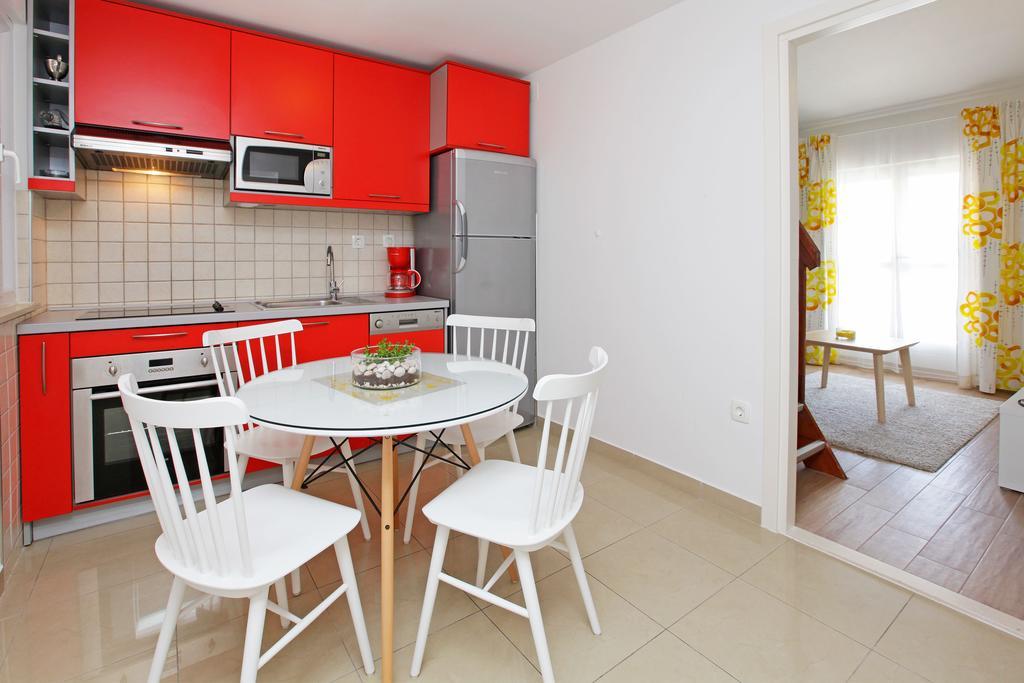 Apartments Diana Bol Bagian luar foto